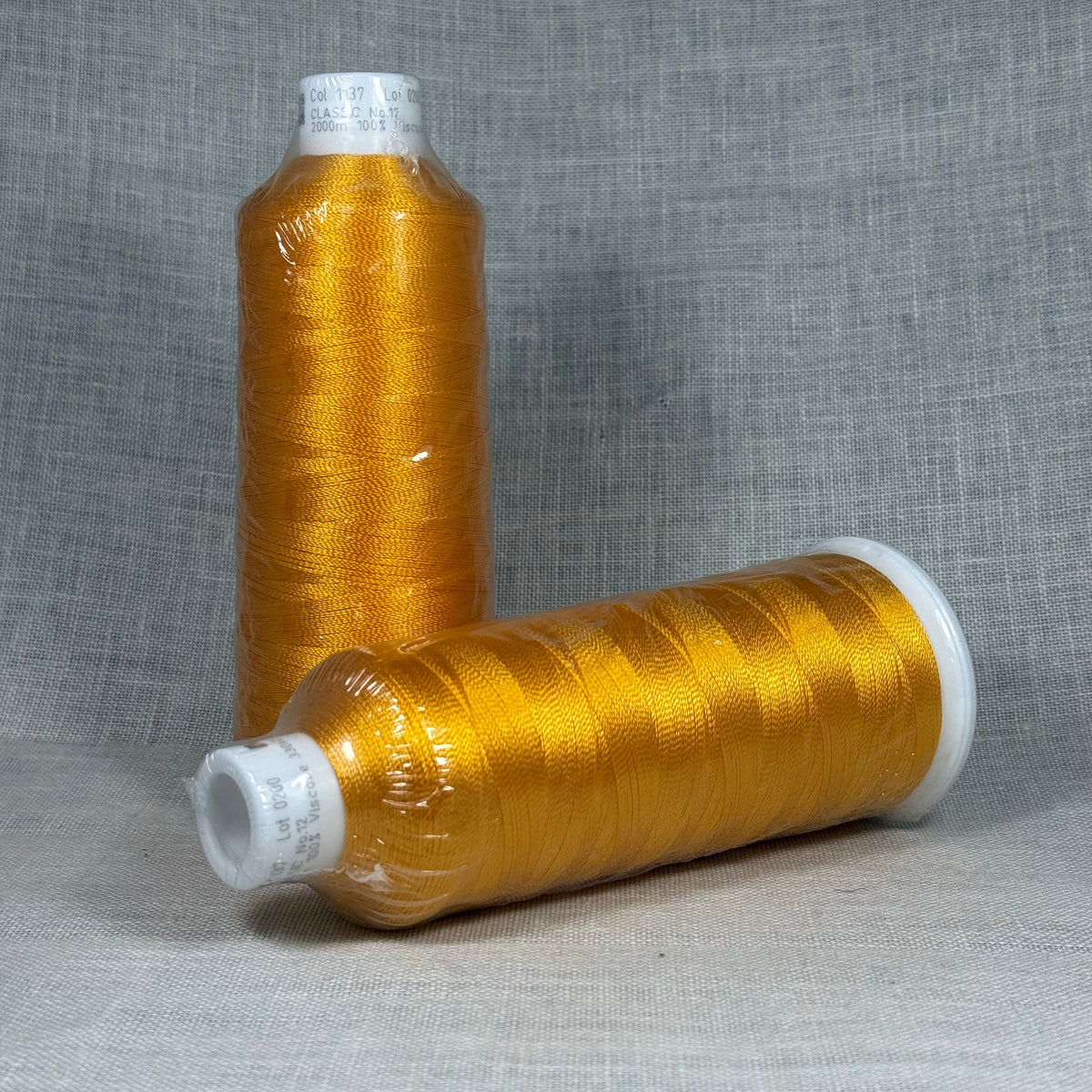 Madeira Rayon Classic num. 12 - oro oscuro 1137