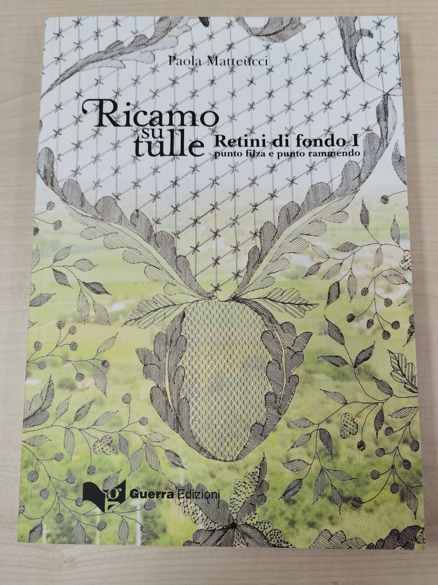 Libro bordado en tul Paola Matteucci