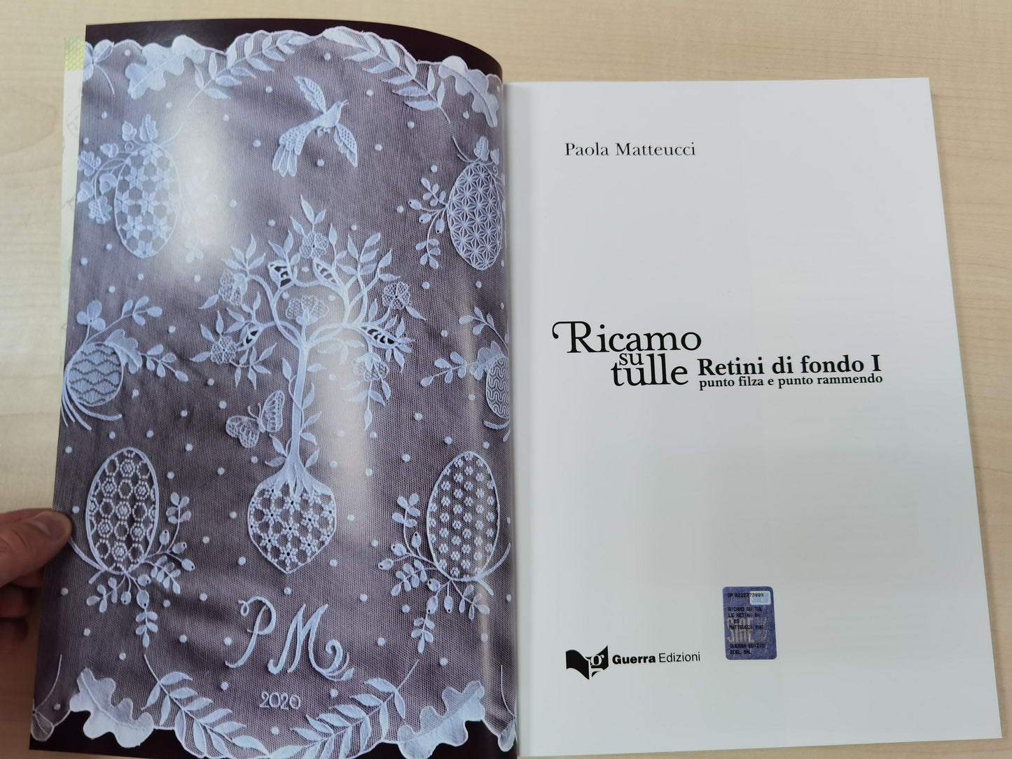 Libro bordado en tul Paola Matteucci