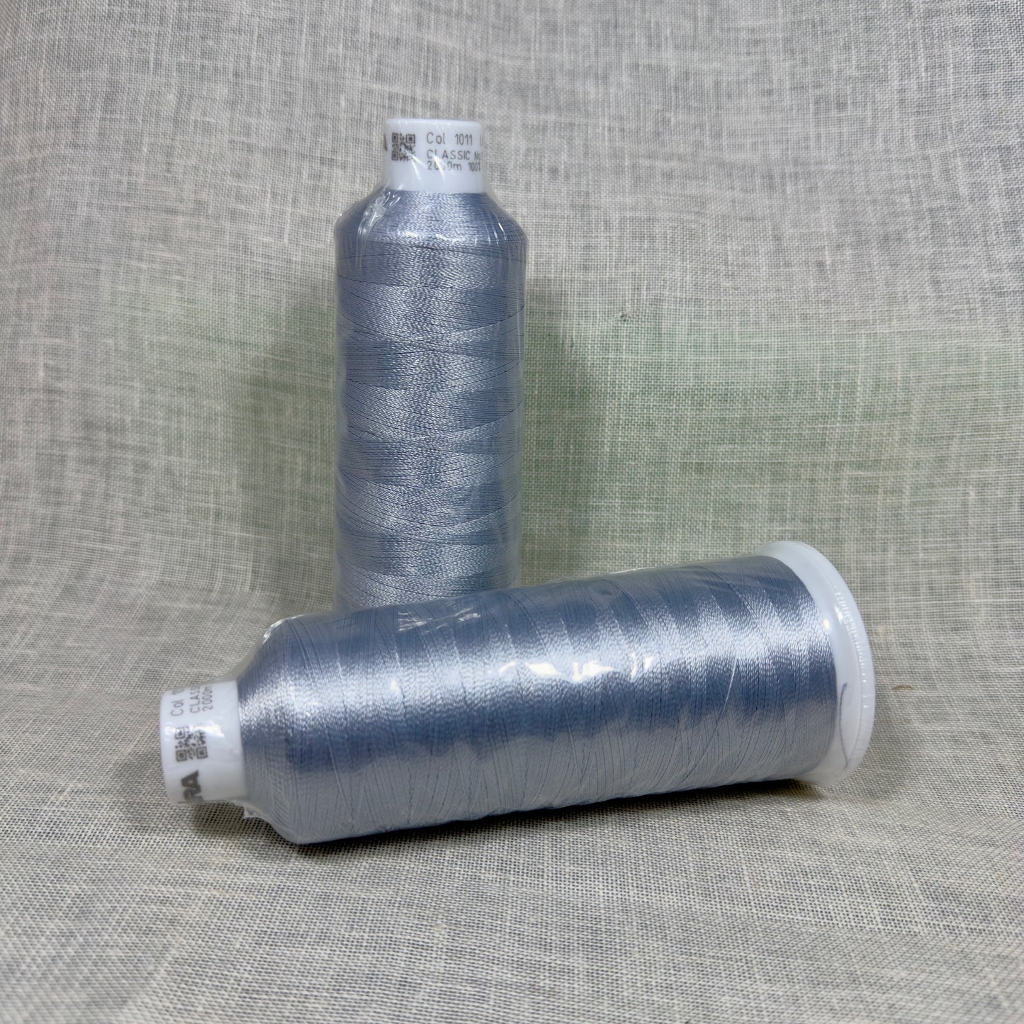 Madeira Rayon Classic num. 12 - gris claro intenso 1212